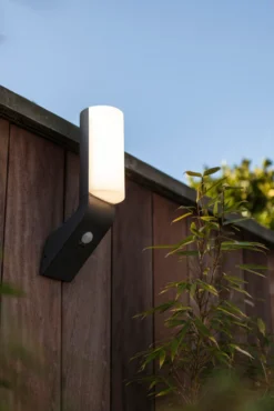 Lutec architectural bati vegghengt lampe m/sensor kull grå