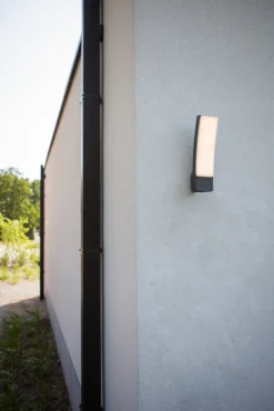 Lutec connected kira vegghengt lampe mørk grå