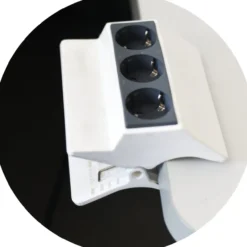Skjøtekontakt 3-veis m/festeklemme og 1,5 meter kabel
