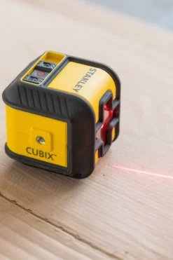 Stanley cubix krysslinjelaser rød med stativ og veske